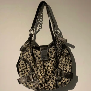 Guess väska  - Superfin guess väska köpt second hand. Vet därför inte om den är äkta tyvärr.                             Fraktkostnaden står köparen för!😊