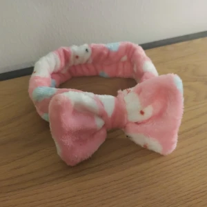 (NY!) Jättesött hårband med fin rosett  - Hårband med rosett, passar nog alla. Är ganska stretchy. Supermysigt material, fluffigt och underbart. Helt ny, aldrig använd. Skickas i vanligt kuvert :) 