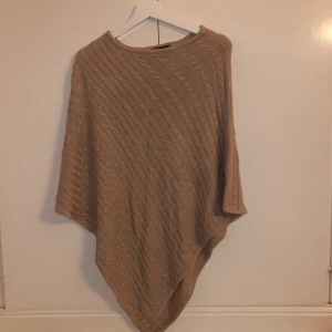 Poncho  - Jätte fin poncho i färgen beige. Storlek one size. Kunden står för frakten💗