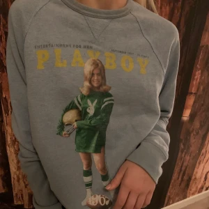Playboy tröja strl m - Säljer denna coola tröja med Playboy tryck💗💗💗så snygg och bra skick👊🤩