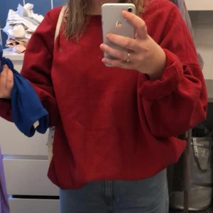 Röd sweatshirt - Är en av mina favvoriter som jag använd en del, men fortfarande i superbra skick🥰🥰 