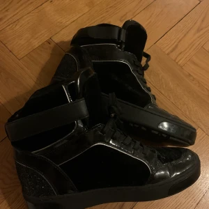 Michael kors sneakers  - Sneakers knappt använda. Inbyggd kilklack. Storlek 38.