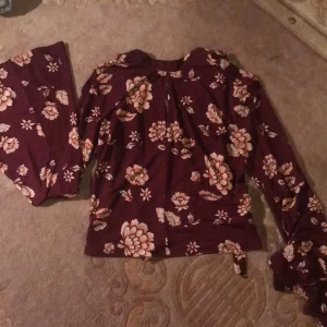 Finaste toppen! - Sjukt fin blus från forever 21! Storlek m men passar en s! Köparen står för frakt