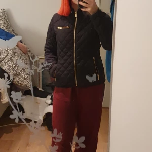 Vår jacka - Jag köpte den för 200 förra året på gekås. Den är andvänd en vår men i fint skick. 