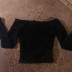 Sjukt mysig och snygg topp! - Jätte mysig off shoulder tröja! Bekväm och bra passform! Passar en xs-s