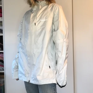 Tenson jacka  - En regn- och vindjacka ifrån Tenson. Den har tre fickor och en bra luva. Jag har stl M och jackan är stl XXL och sitter så som på bilderna på mig. 