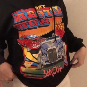 Svart hoodie med tryck - Säljer denna hoodie denna hoodie från SHEIN med ett coolt tryck på. Aldrig använd, den har ett ganska tunnt material men ändå skön att ha på sig. Om fler vill ha blir det budgivning, köparen står för frakten💕