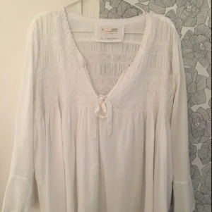  - Säljer min Odd Molly blus i stl 4 på grund av att den inte kommit till användning. Endast använd en gång. 

Ordinarie pris är 1190 kr. 