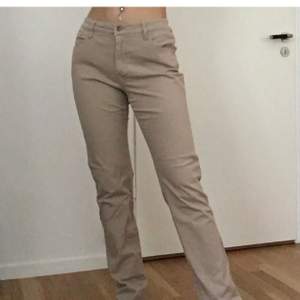 Säljer dessa jeans som jag köpte på plick men som tyvärr var förstora, inte mina bilder men hon på bilden är 170 och byxorna i är storlek w32