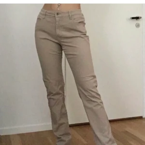 Jeans  - Säljer dessa jeans som jag köpte på plick men som tyvärr var förstora, inte mina bilder men hon på bilden är 170 och byxorna i är storlek w32