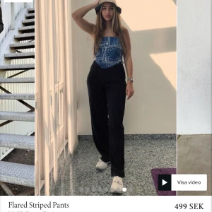 Nakd kostymbyxor  - Helt sprillans nya mörkblå och svartrandiga kostymbyxor från nakd som aldrig använts då de är för långa på mig, är ca 167. Strl 36, och verkligen SKITSNYGG modell å sitter bra på kroppen men tyvärr för långa!💛💛💛 300kr + ev frakt 