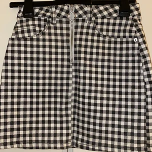 Kjol  - Rutig mini kjol från primark 