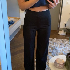 Kostymbyxor - Svarta vida kostymbyxor från bikbok, jag är 170 cm!