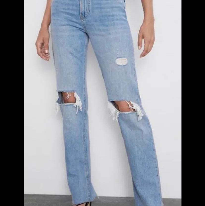 Intressekoll: Hej, jag köpte dessa byxor från Zara i srl 36 men de är lite för stora på mig, någon som möjligtvis skulle vilja byta en 34 mot en 36:a?? Skriv isåfall💕. Jeans & Byxor.