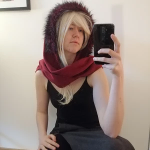 Halsduk, luva, mössa  - En sorts halsduk-luva av fleece och fejk-furr. Väldigt varm, mysig och praktisk, kan användas tex till jackor som inte har en luva. Skön både inomhus och utomhus. :3 