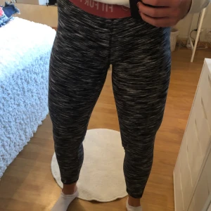 ❕Träningstights❕ -  ✨Tjockare träningstights från Crivit med text ”Fit for the gym” ✨Storlek: S (36/38) ✨Pris: 80kr