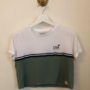 PULL&BEAR T-shirt  - En kort tröja i storlek xs som bara använts en gång så den är i väldigt fint skick. Hör av dig om du är intresserad eller har några frågor💕✨