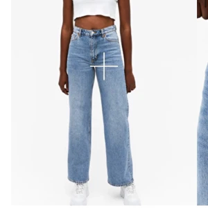 Monki yoko mid blue jeans  - Superfina jeans från monki, använda ca 3 gånger! Köpta för 400kr🤍