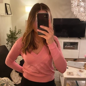 Rosa tröja från NAKD  - Säljer denna supersöta rosa tröja från NAKD. Nästan aldrig använd, så tröjan är i ett bra skick! Säljer den för 100kr. Tveka inte på att höra av dig om du är intresserad eller har några frågor☺️💘 