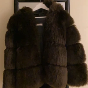 Pälsjacka  - Pälsjacka (såklart ej äkta päls) varm och skön med luva 