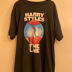 Harry Styles T-shirt - T-shirt med fine line tryck på framsidan, TPWK på baksidan från den officiella merchshoppen. Säljer pga för stor storlek. Buda i kommentarerna, startpris 150kr. Frakt 60kr tillkommer. Använd 1 gång. Till 14/11