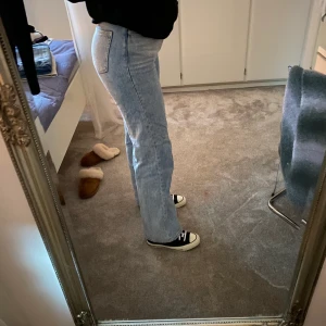 Monki jeans storlek 38 - Fina byxor i fint skick, storlek 38. Jag är 174 och dom är bra i längd för mig. 150kr+frakt 
