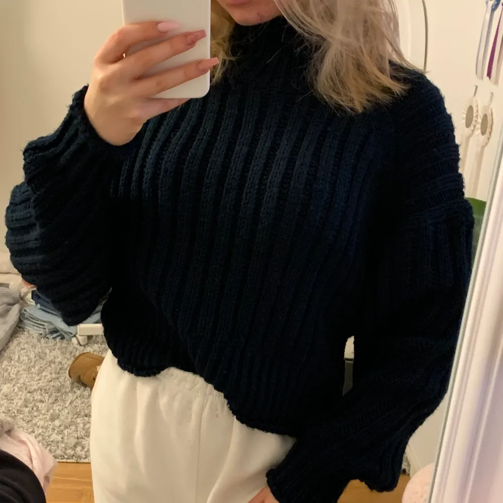 en jätteskön och fin marinblå stickad tröja från hm, helt oanvänd. Perfekt för kyliga vinterdagar! Den har en turtle-neck och är lite oversized i modellen. Jätteskönt material som inte kliar eller känns obekvämt✨🥰. Neuleet.