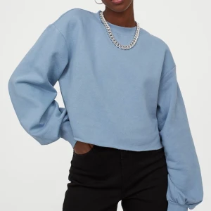 Croppad sweatshirt  - Blå fin croppad tröja. Använd ca 1 gång. Nypris 149kr. Passar även S. 