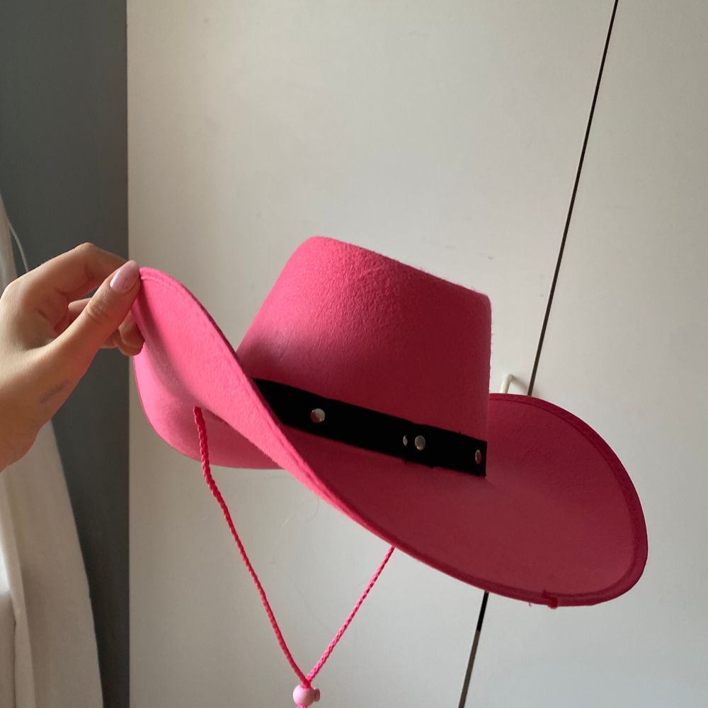 en uuuur fin cowboyhatt 💕😍 kan användas på födelsedagen, fester, olika teman eller bara som en cool accessoar 😌💕✨ helt ny! frakt 44 kr. Accessoarer.