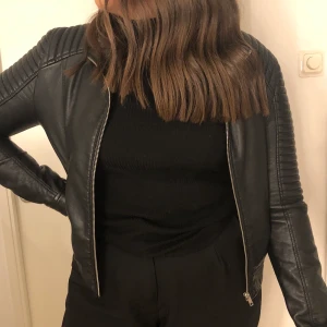 Skinnjacka Strl 38 - Skinnjacka från SisterS point i storlek 38. Använd väldigt få gånger och kommer inte längre till användning. Jackan är i väldigt bra skick och är normal i storleken.                           Ordinariepris: 649 kr                                                                      Köparen står själv för frakten