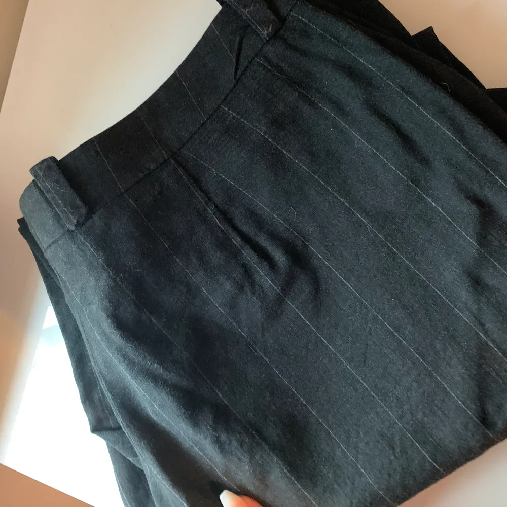 Mörkgrå randiga kostymbyxor, lite kortare i modellen på mig som är 170 :) köparen står för frakten❤️. Jeans & Byxor.
