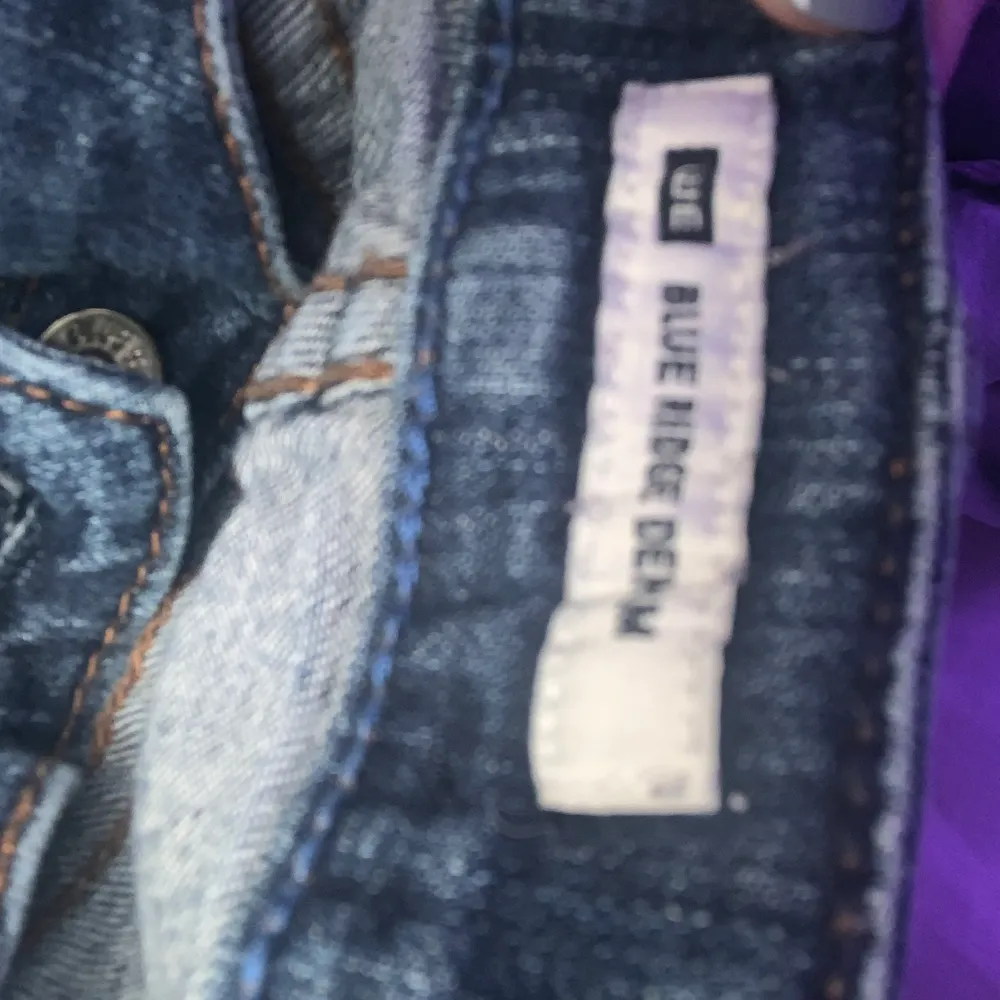Snygga jeans från Blue ridge denim, storlek W32 L32. Hålen är hemmagjorda👻 Lägg bud eller köp för 80kr Köparen står för frakten!. Jeans & Byxor.