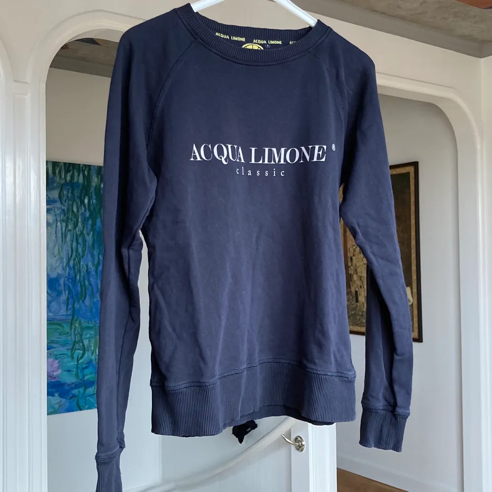Fin Acqua Limone tröja i marinblå med ett stort fint tryck på ryggen i storlek S (unisex). Köparen står för frakt!. Tröjor & Koftor.
