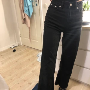 Ett par wide keans  - afrån Lager 157 Säljer för använder inte de ord pris 300kr