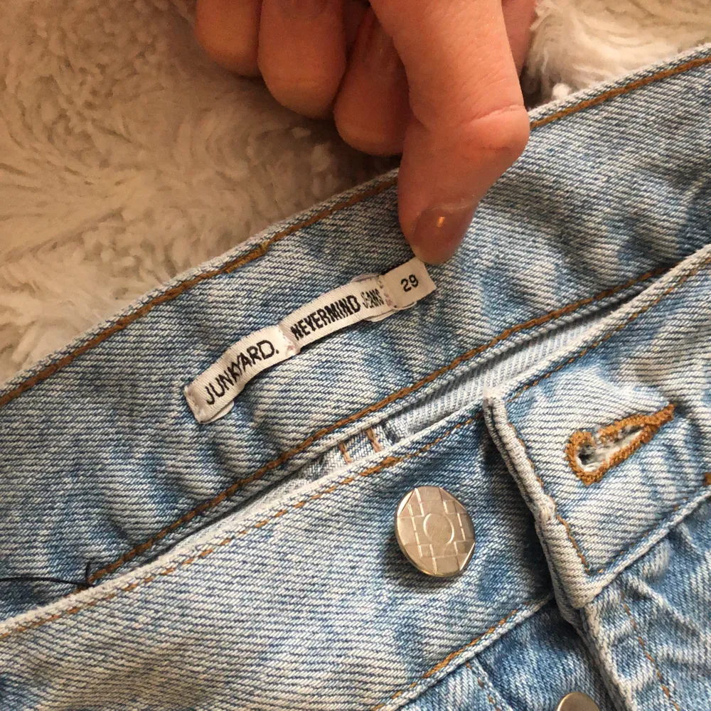 Jättefina blåa jeans med hål, strl 29. Knappt använda & i bra skick, säljer för som är för stora för mig. LÅNAD BILD!!💜. Jeans & Byxor.