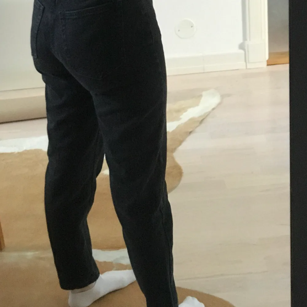 Super fina svarta mom jeans, med super snygg passform. Urtvättad svart färg, aldrig använda. 🦋 Storlek 34 men skulle säga att de är 34-36.. Jeans & Byxor.