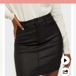Säljer denna kjol på grund av ingen användning. Haft den kanske 1,5 år och användt 4-5 gånger om ens det. Köpte för 299kr säljer för 150kr. Köparen står för frakten. Strl xs men är lite stretchig.