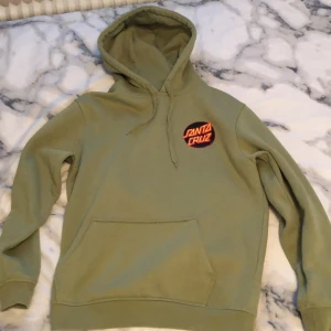 Santa cruz hoodie - En Santa cruz hoodie i storlek S. Knappt använd. 
