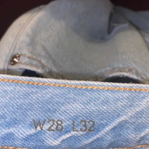Calvin Klein Jeans strl. W28/L32 - Snygga Calvin Klein jeans som knappast är använda. Gjorda på premium tyg från Italien (100% bomull) modellen är slim high-Rise. Då de knappt är använda är byxorna i utmärkt skick.                                 Pris kan diskuteras!!