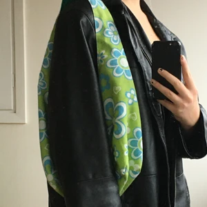 funky 70tals grön axelväska med mönster  - ljusgrön axelväska med ljusblåa blommor på, superfint skick 💚💙