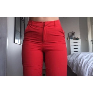 Röda kostymbyxor  - Fina röda kosymbyxor i storlek 34 men passar mer 36! Använda 2 gånger, alltså väldigt bra skick! Perfekt till julafton 🎅🏽köparen står för frakten!🦋 Tar swish!