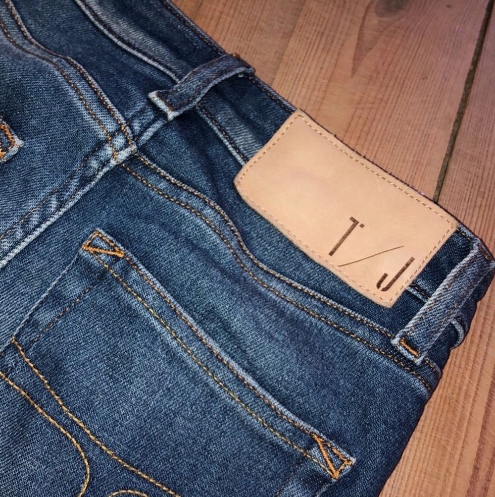 (Lånad första bild). Säljer dessa helt oanvända tiger of sweden jeans, då de tyvärr inte kommer till användning🌸 Dessa är dom perfekta jeansen då dom är sköna, sitter bra i midjan och perfekt vid rumpan! Skriv vid frågor💕 . Jeans & Byxor.
