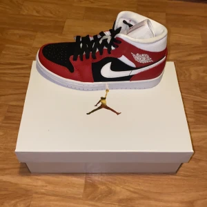 Air Jordan 1 Mid ”Gym Red” - Säljer ett par helt nya Jordan 1 Mids i storlek 38. Fraktas spårbart och dubbelboxat på köparens bekostnad. Tar även emot seriösa bud. 