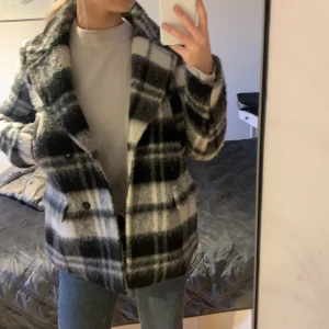 H&M kappa - En jättefin kort ”kappa” från H&M som köptes för 2 vintrar sedan. Mycket bra skick. Kan mötas upp i Stockholm eller frakta men köparen står för frakten (jackan är ganska tung så tror frakten är lite dyrare). Först till kvarn!