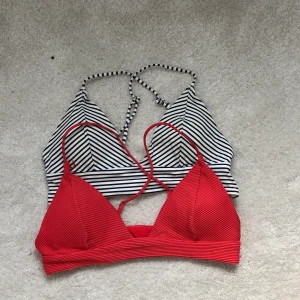 Bikiniöverdelar - Två bikiniöverdelar från H&M i två olika färger. Jättebra skick då de i princip aldrig är använda. Säljer pga för små. Köp båda för 150kr eller en för 100kr. Frakt tillkommer.
