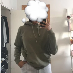 Grön hoodie - Skit snygg grön hoodie från bikbok i storlek XS. Säljer då den inte kommer till användning längre, frakt betalas av köparen ✨✨