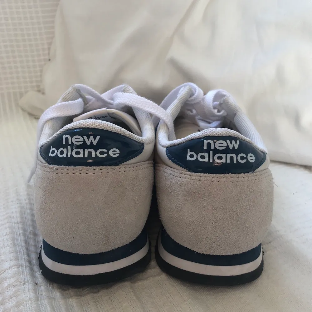 New Balance 420 i väldigt bra skick! Frakt tillkommer och betalningen sker via Swish.. Skor.