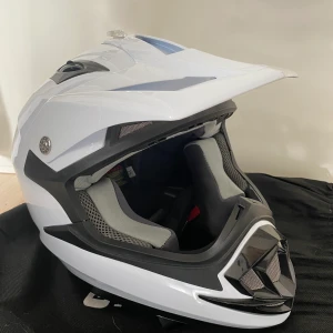 Crosshjälm  - Säljer denna supersköna crosshjälmen från GSB i modellen XP-14B MX, storlek M. Använd fåtal gånger så väldigt bra skick.