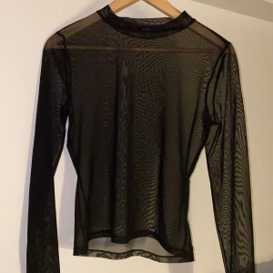 Mesh tröja  - Svart mesh tröja från Bik Bok. Använd fåtal gånger. Köparen står för frakt💞