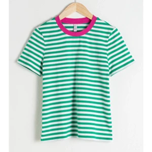 Randig T-shirt - Skitcool randig T-Shirt från & other stories. Köptes för 250kr !!